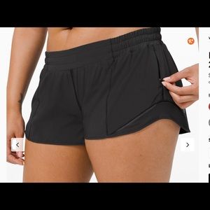 Lulu lemon 2.5” Hotty hot short